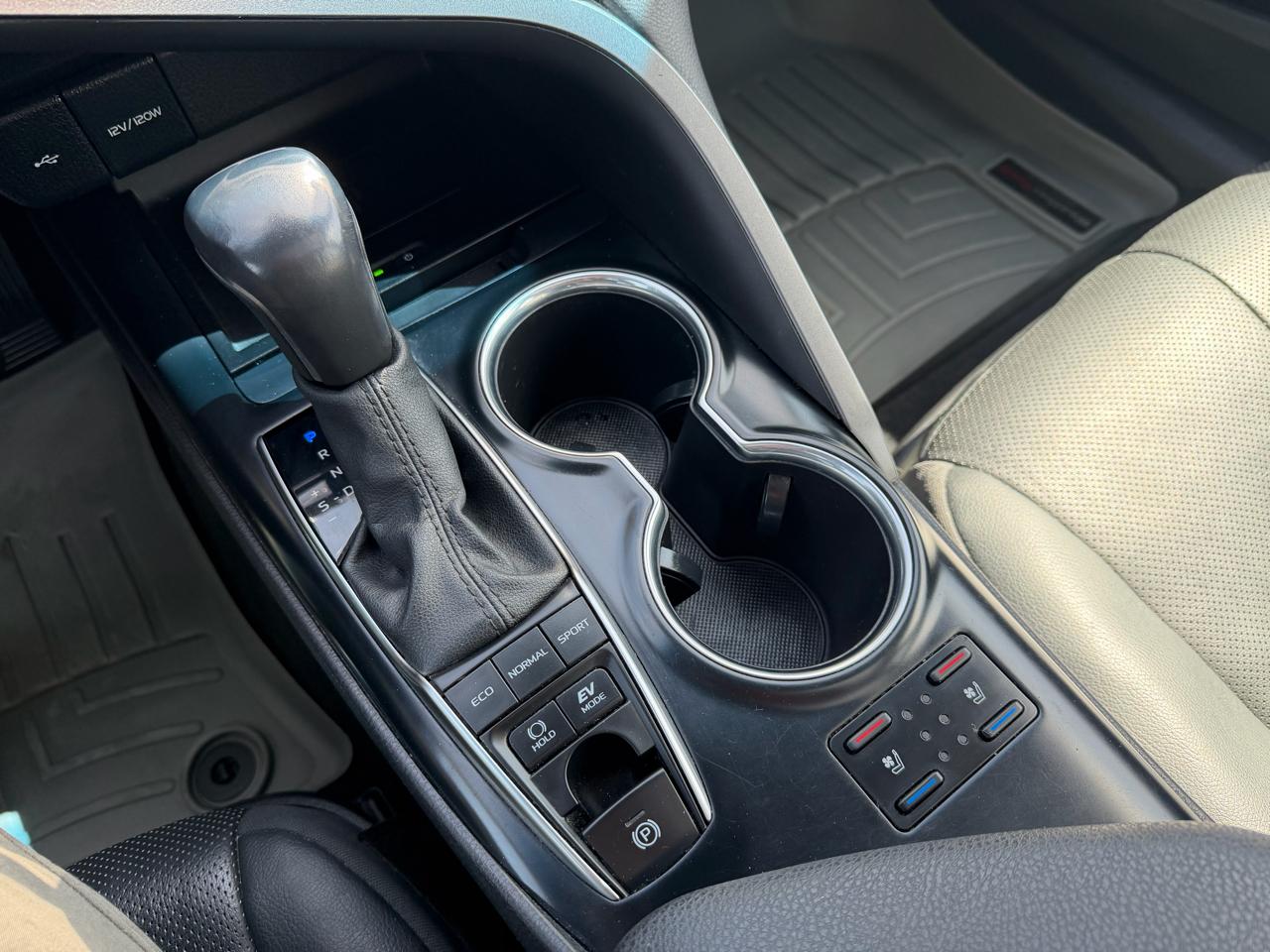 Toyota Camry Hybrid XLE CVT (Natl) 2020