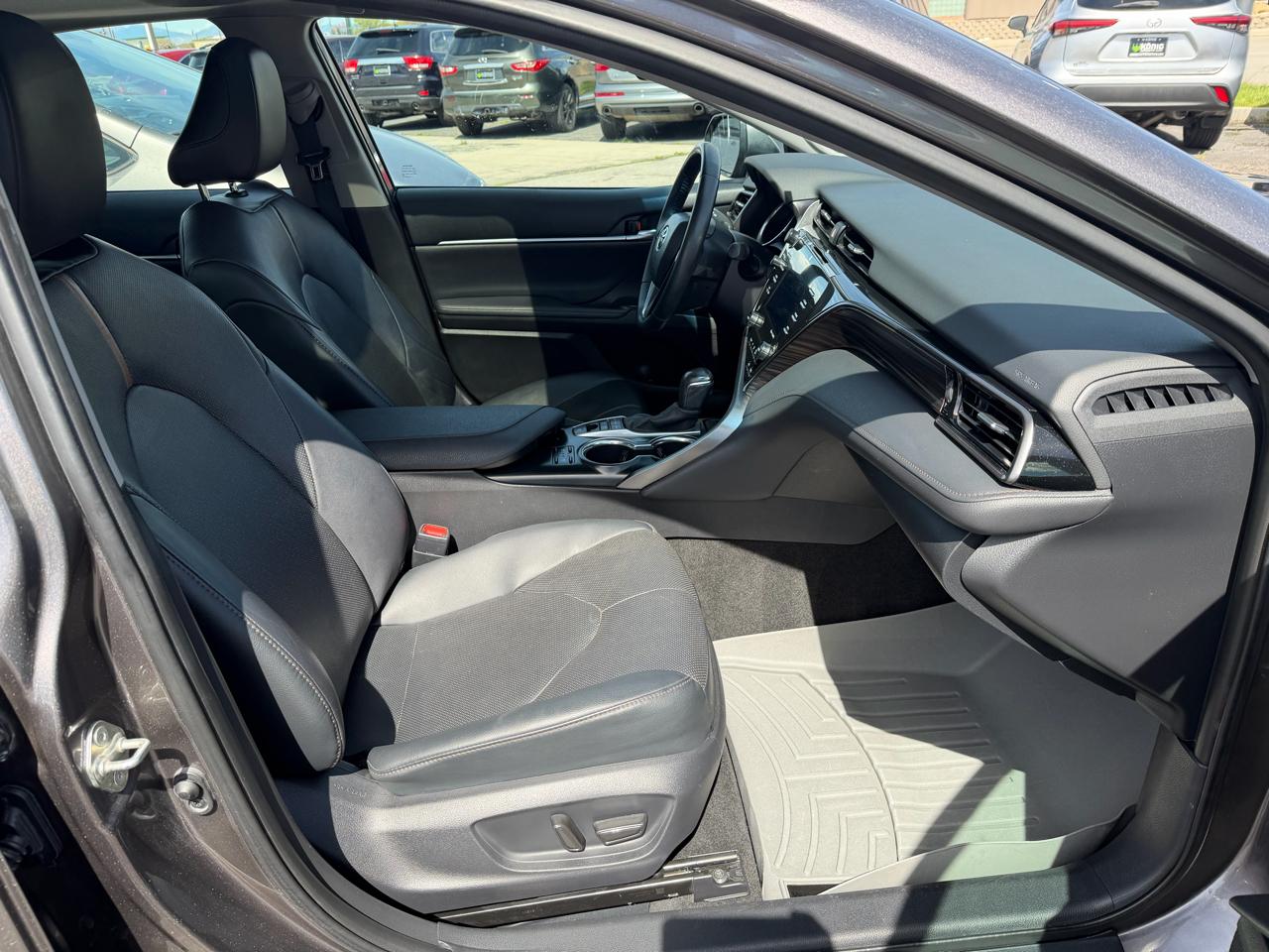 Toyota Camry Hybrid XLE CVT (Natl) 2020