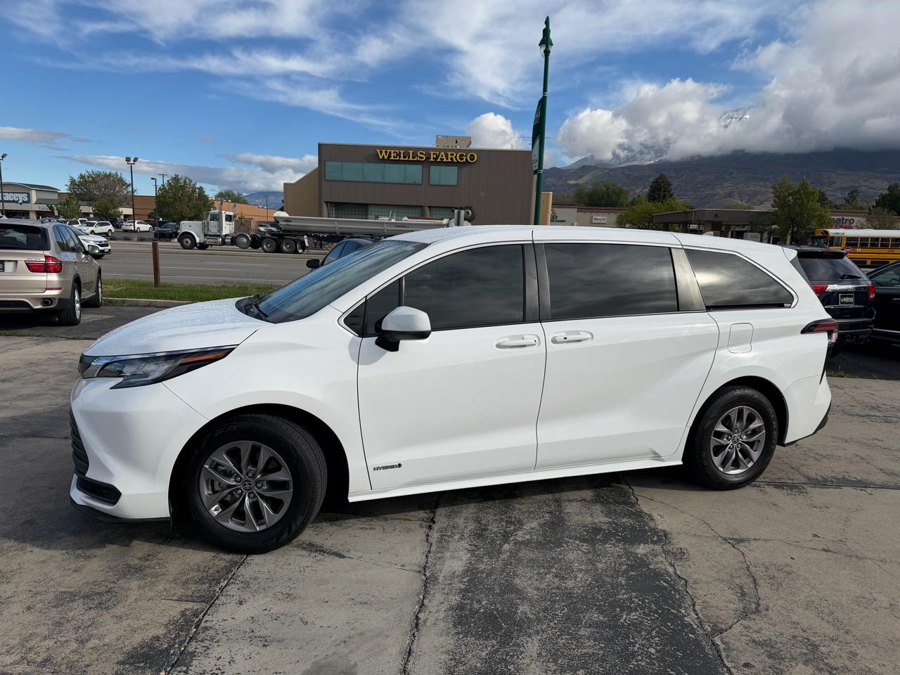 Toyota Sienna LE FWD 8-Passenger (Natl) 2021