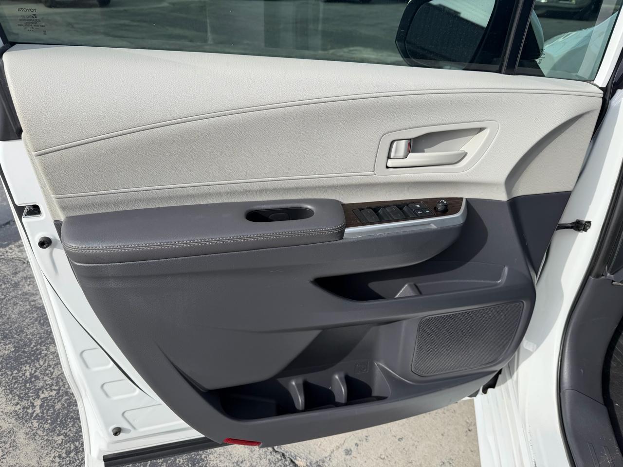 Toyota Sienna LE FWD 8-Passenger (Natl) 2021