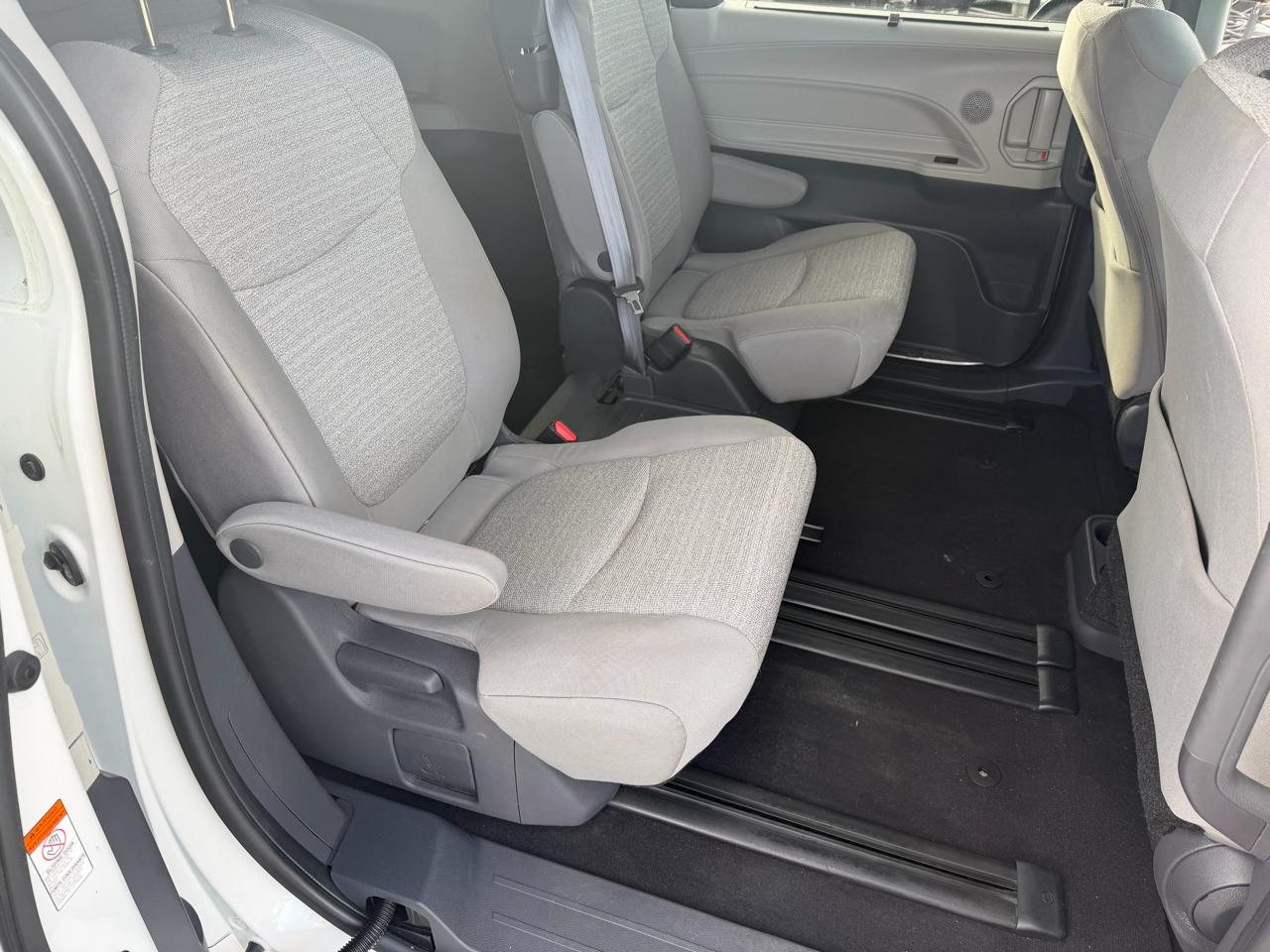 Toyota Sienna LE FWD 8-Passenger (Natl) 2021