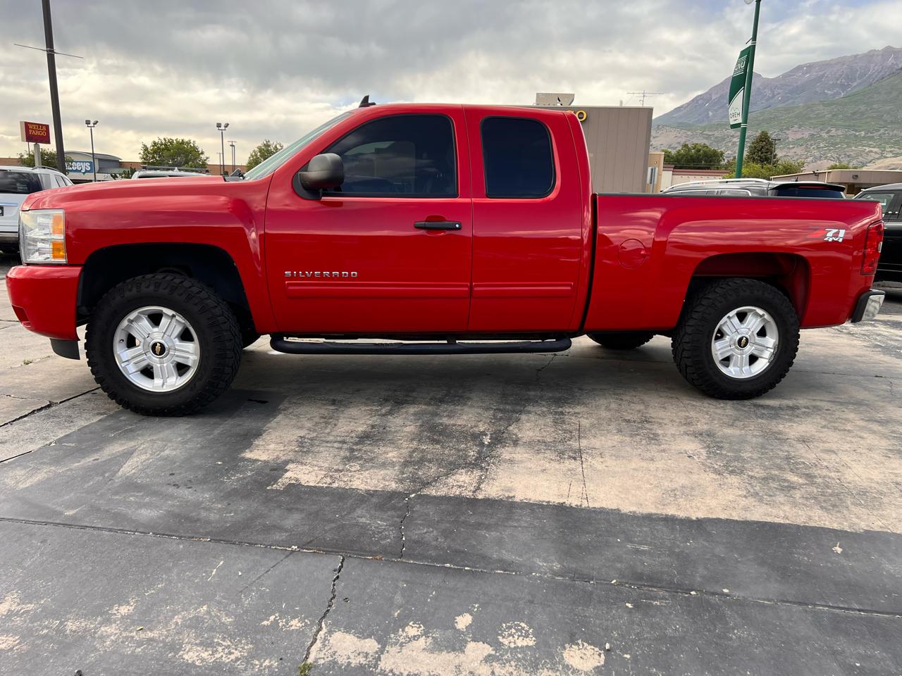 Chevrolet Silverado 1500 4WD Ext Cab 143.5" LT 2011