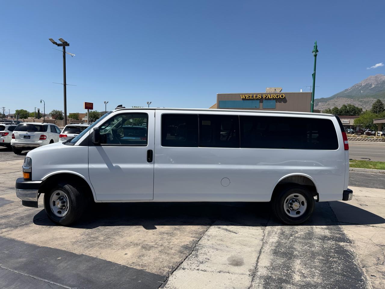 Chevrolet Express Passenger RWD 3500 155" LT 2025