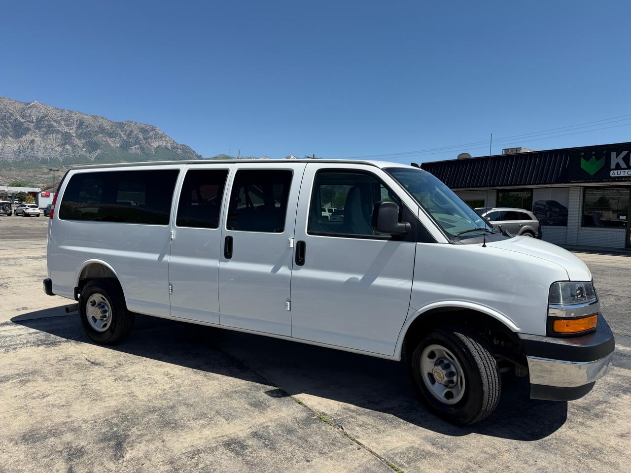 Chevrolet Express Passenger RWD 3500 155" LT 2025