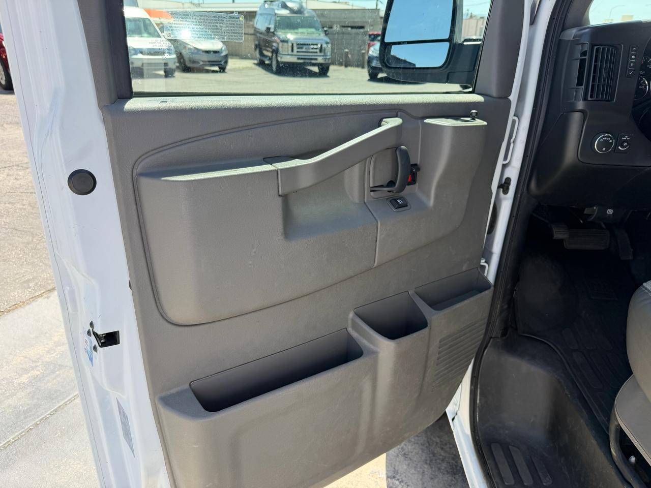 Chevrolet Express Passenger RWD 3500 155" LT 2025