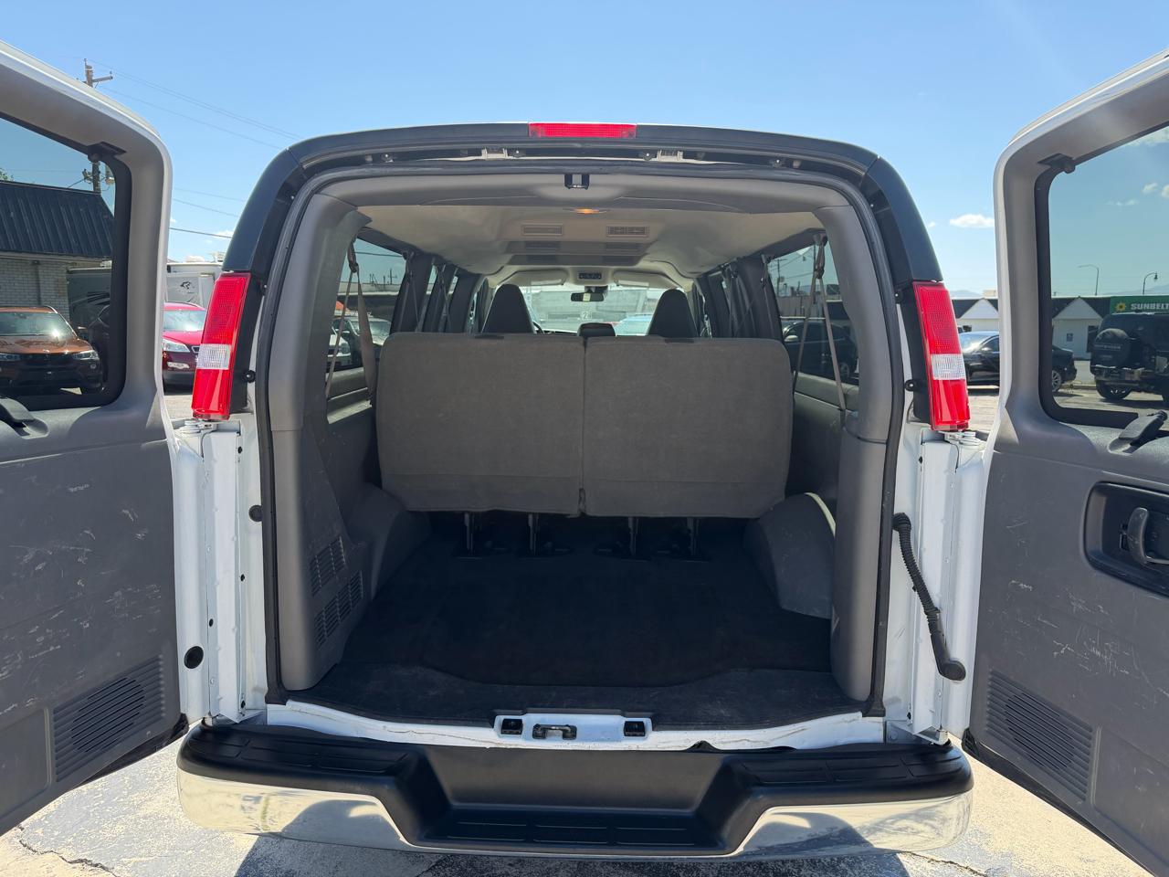 Chevrolet Express Passenger RWD 3500 155" LT 2025