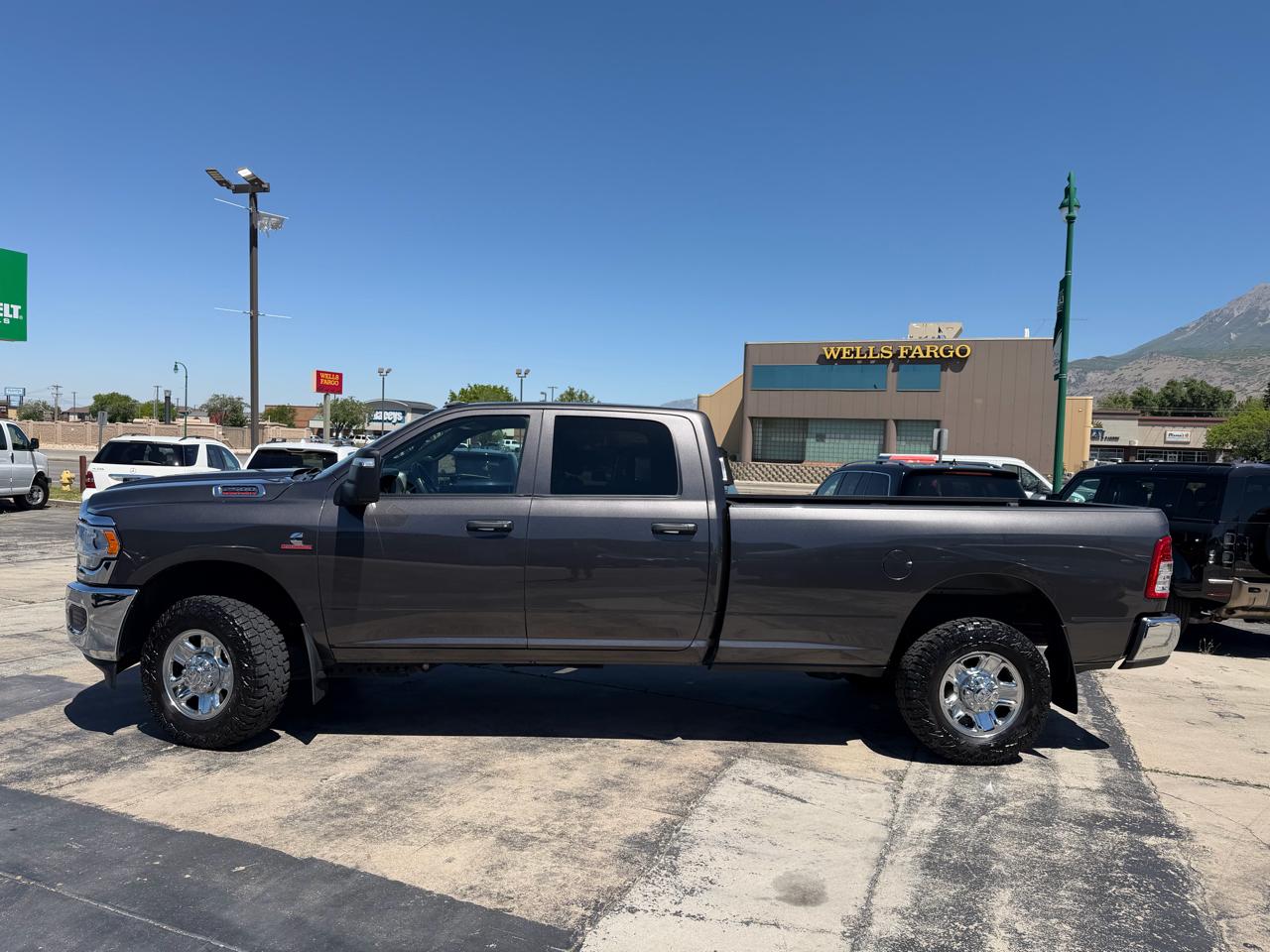 RAM 2500 Tradesman 4x4 Crew Cab 8' Box 2023