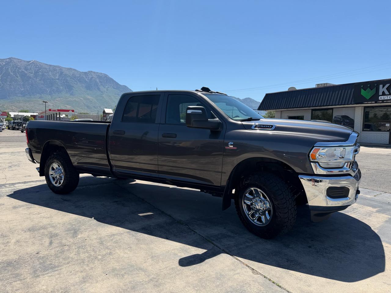 RAM 2500 Tradesman 4x4 Crew Cab 8' Box 2023