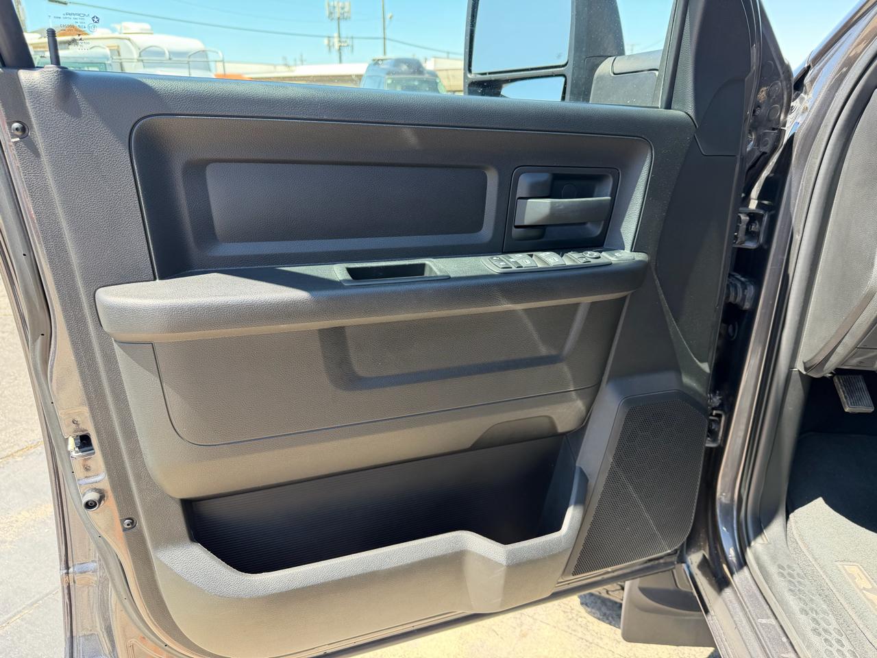 RAM 2500 Tradesman 4x4 Crew Cab 8' Box 2023