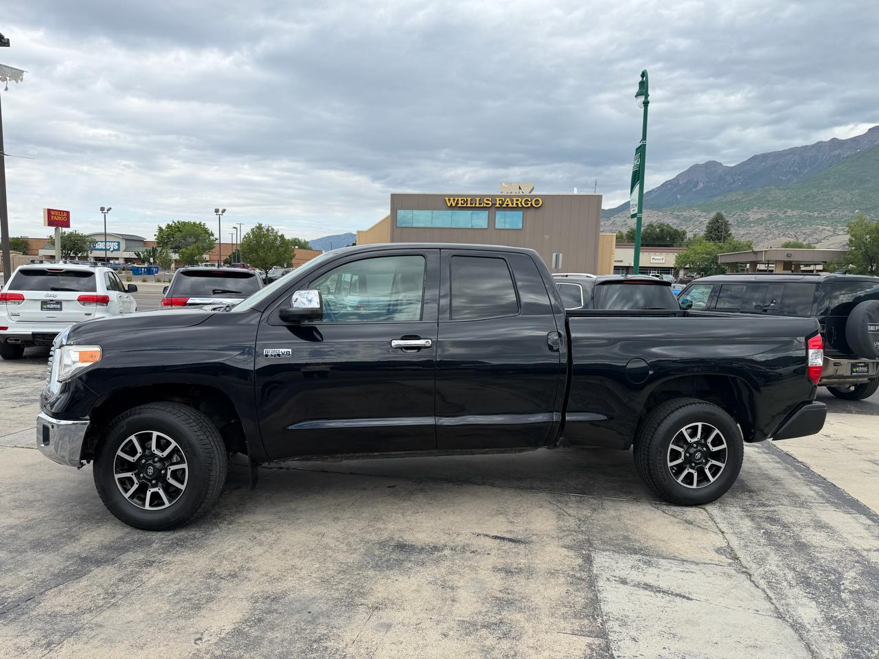 Toyota Tundra 4WD Limited Double Cab 6.5' Bed 5.7L (Natl) 2017