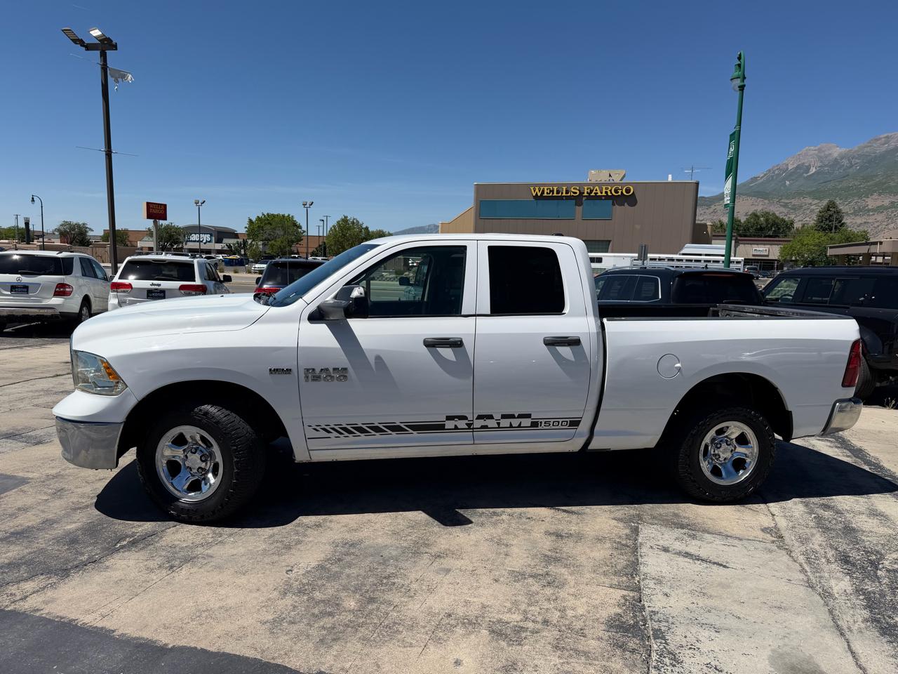 RAM 1500 4WD Quad Cab 140.5" Tradesman 2017