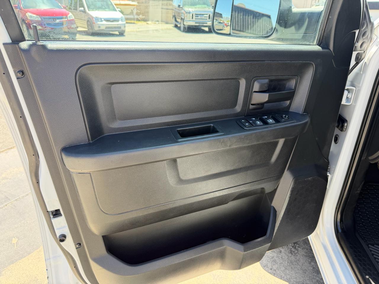 RAM 1500 4WD Quad Cab 140.5" Tradesman 2017