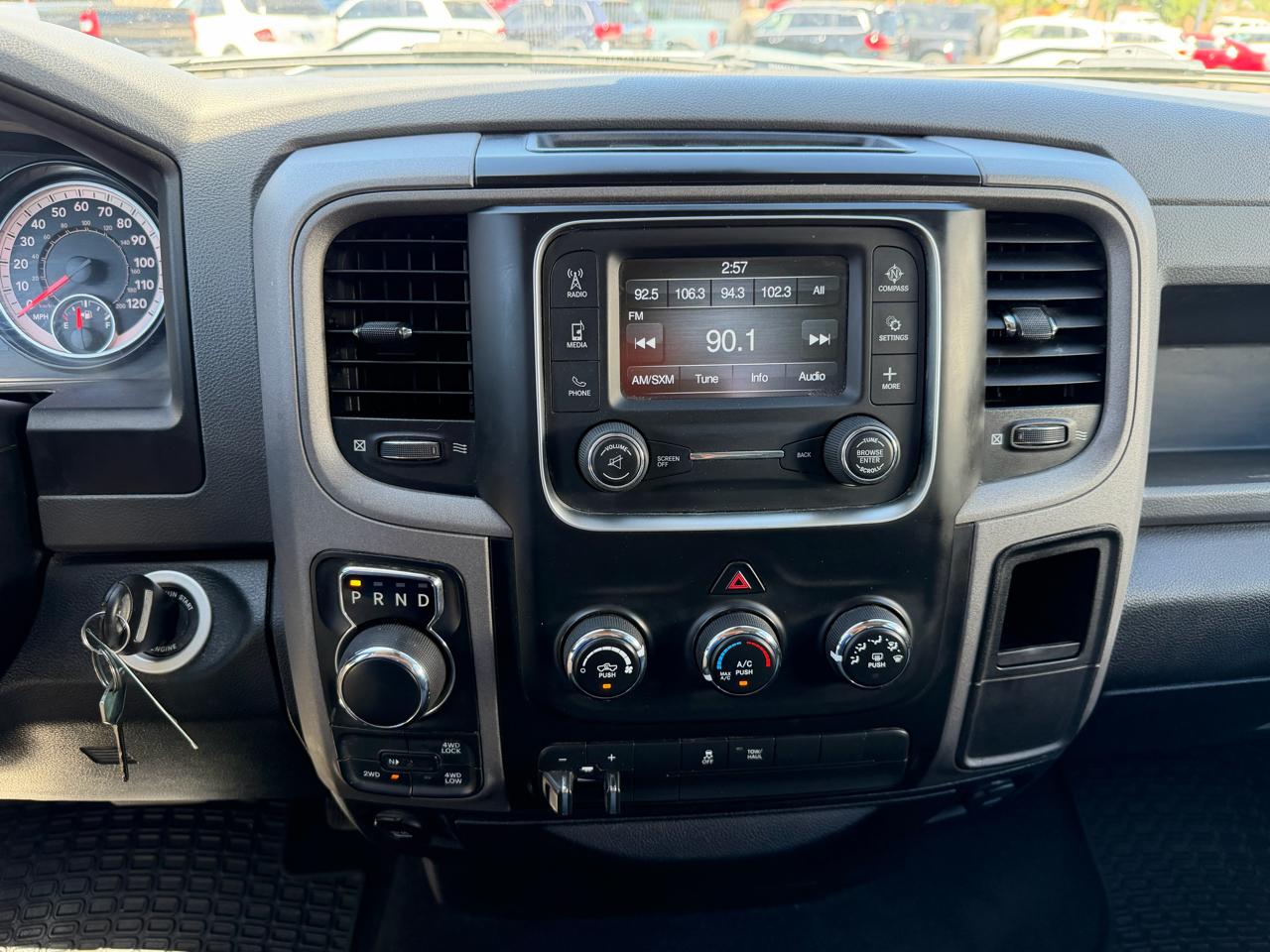 RAM 1500 4WD Quad Cab 140.5" Tradesman 2017