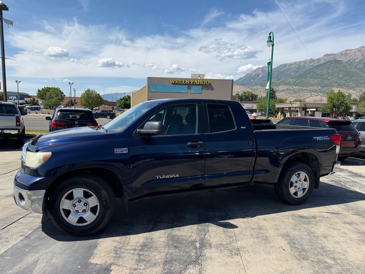 Toyota Tundra 4WD Truck Dbl 5.7L FFV V8 6-Spd AT (Natl) 2010