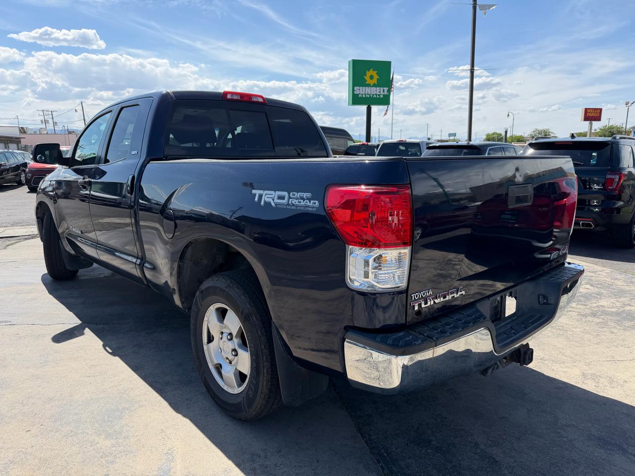Toyota Tundra 4WD Truck Dbl 5.7L FFV V8 6-Spd AT (Natl) 2010