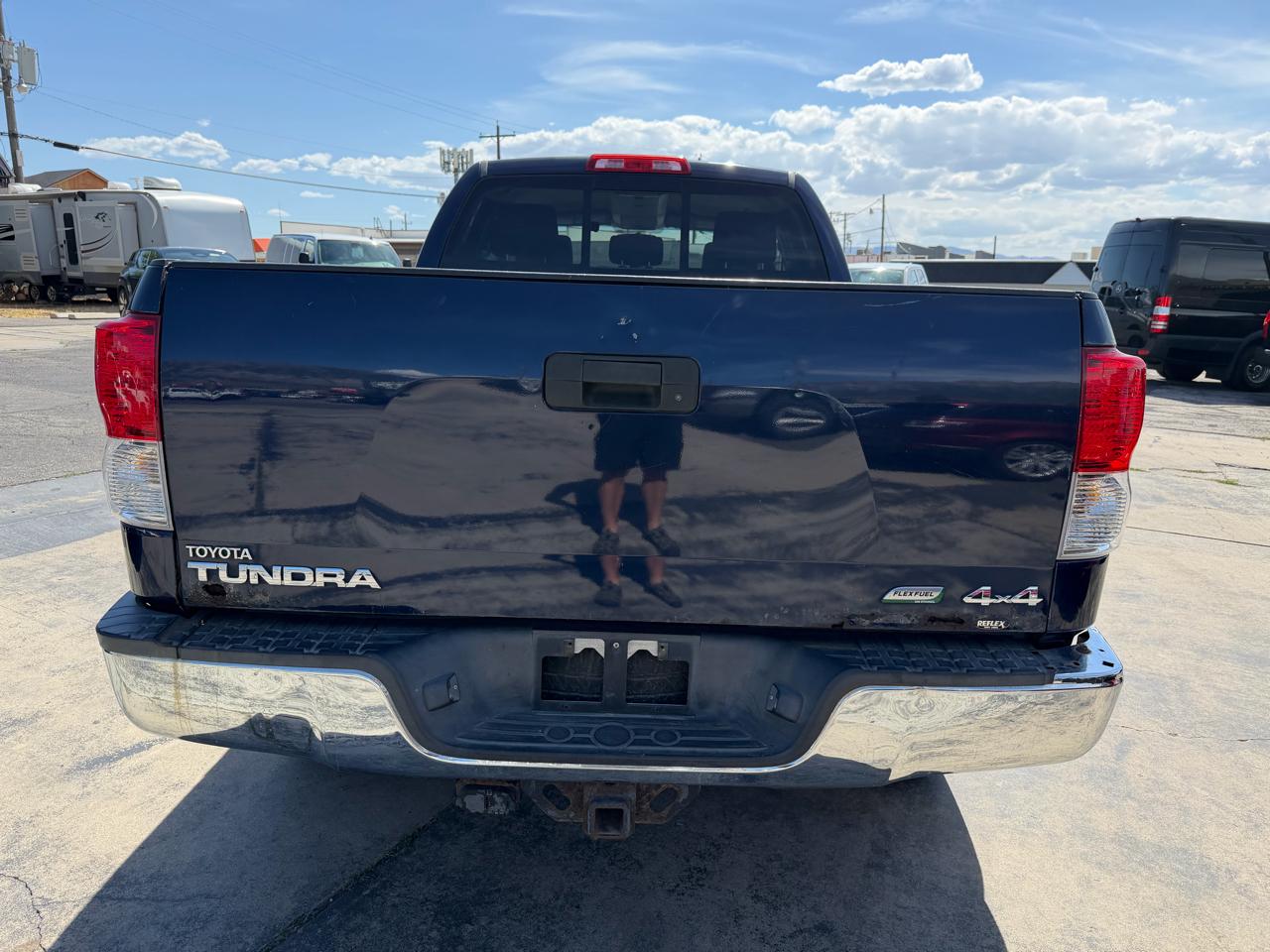 Toyota Tundra 4WD Truck Dbl 5.7L FFV V8 6-Spd AT (Natl) 2010
