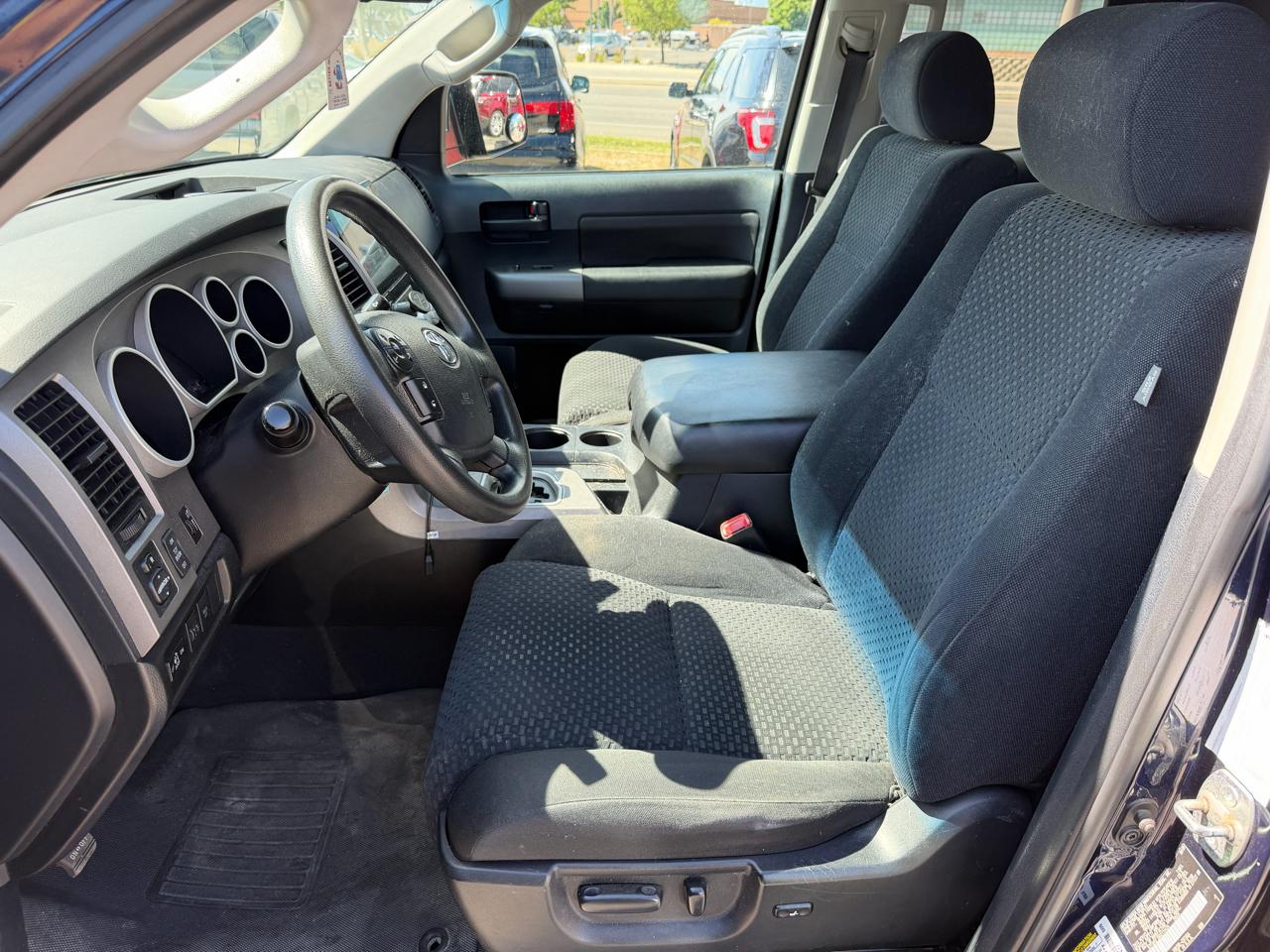 Toyota Tundra 4WD Truck Dbl 5.7L FFV V8 6-Spd AT (Natl) 2010