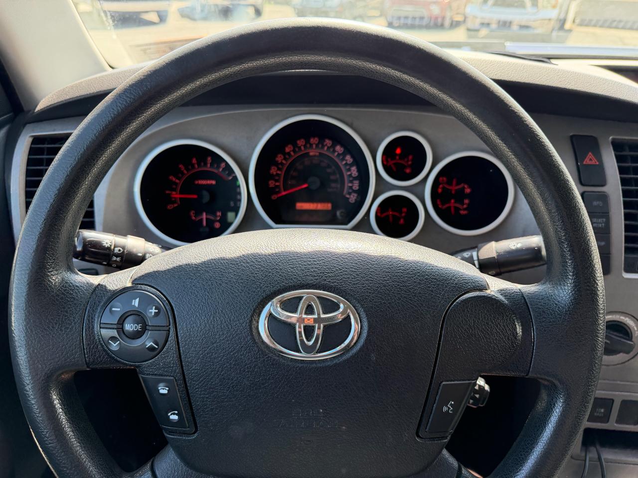 Toyota Tundra 4WD Truck Dbl 5.7L FFV V8 6-Spd AT (Natl) 2010
