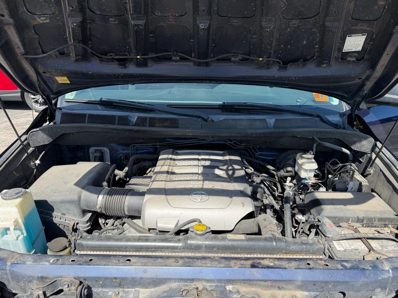 Toyota Tundra 4WD Truck Dbl 5.7L FFV V8 6-Spd AT (Natl) 2010