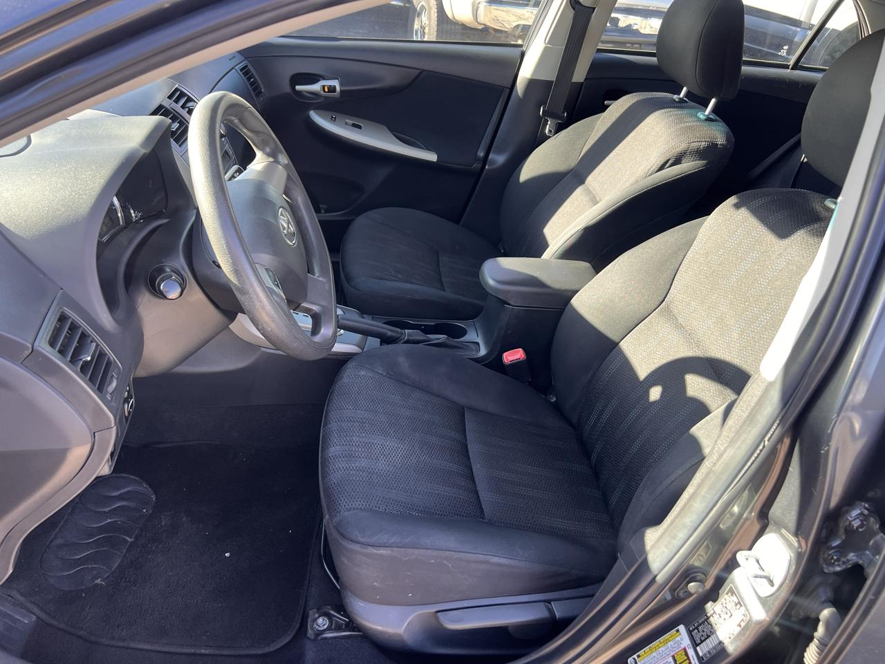 Toyota Corolla 4dr Sdn Auto LE (Natl) 2011