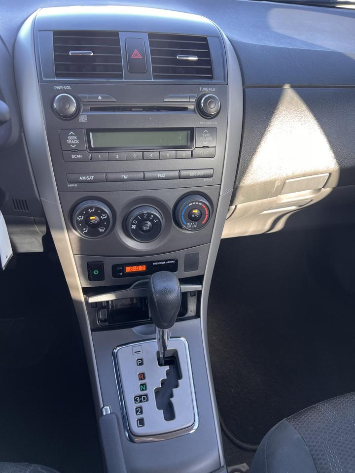 Toyota Corolla 4dr Sdn Auto LE (Natl) 2011