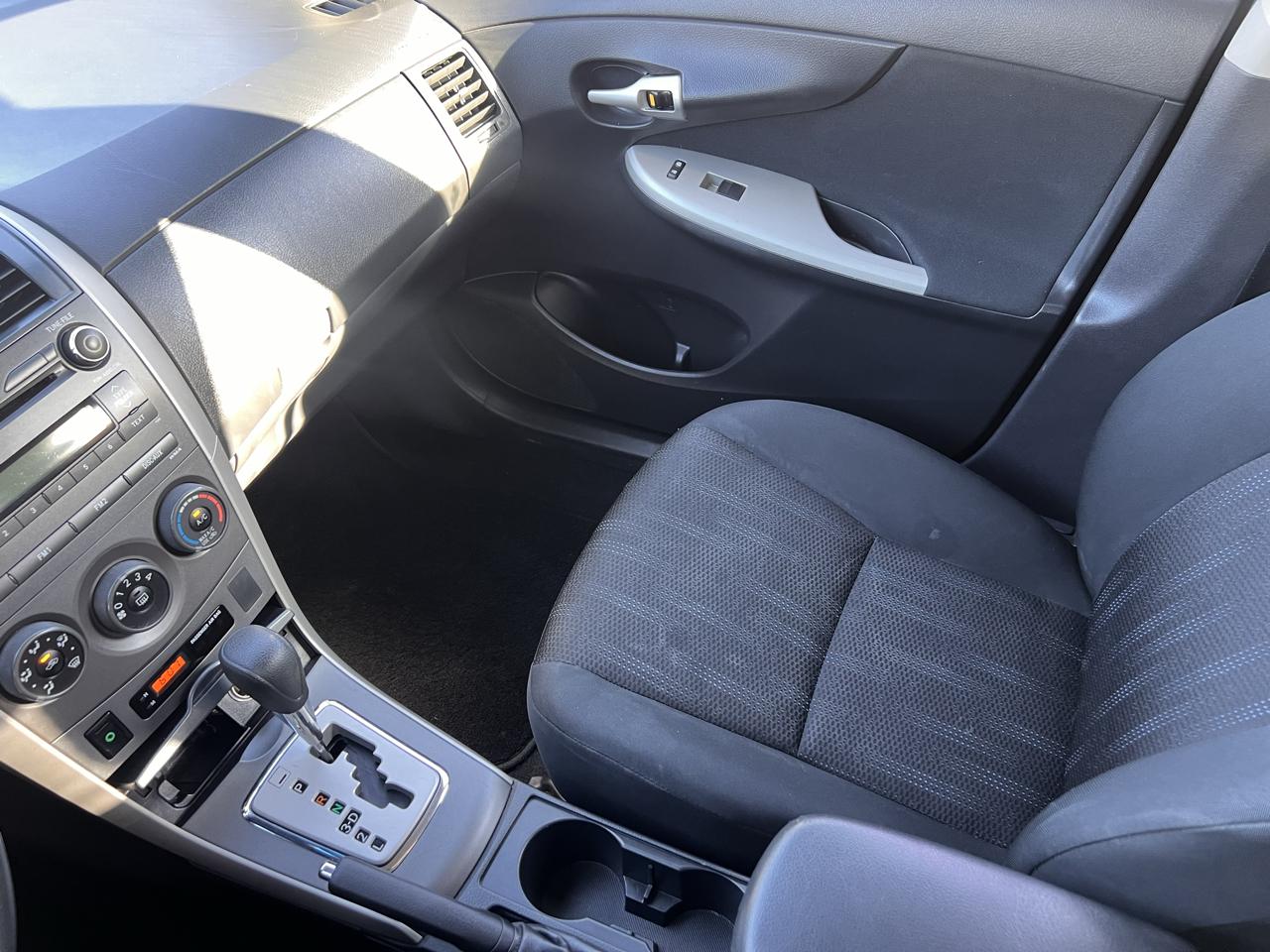 Toyota Corolla 4dr Sdn Auto LE (Natl) 2011