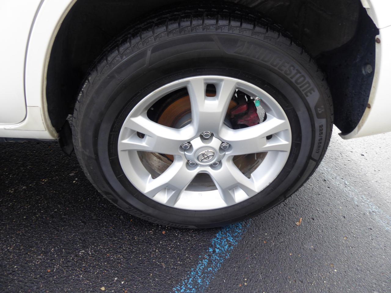 Toyota RAV4 Base I4 4WD 2012