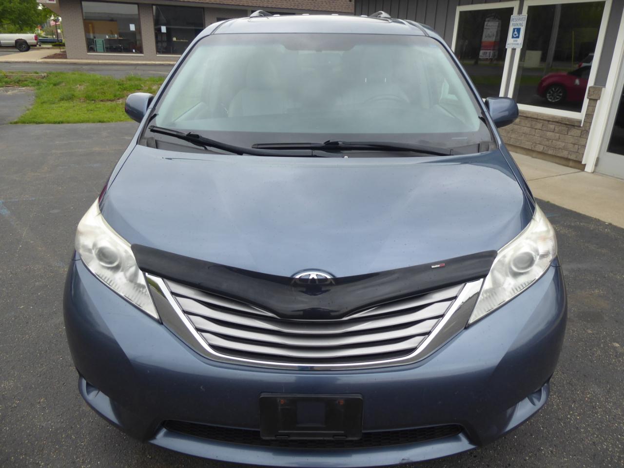 Toyota Sienna XLE 7-Passenger AWD 2017