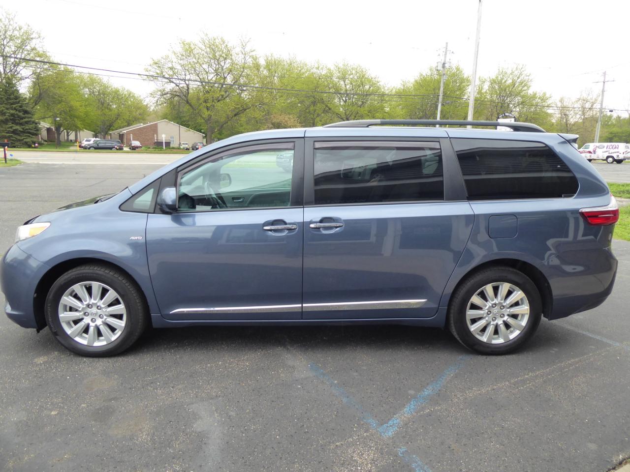 Toyota Sienna XLE 7-Passenger AWD 2017