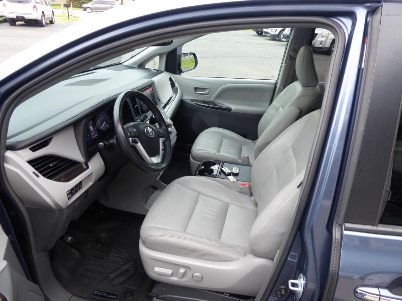 Toyota Sienna XLE 7-Passenger AWD 2017