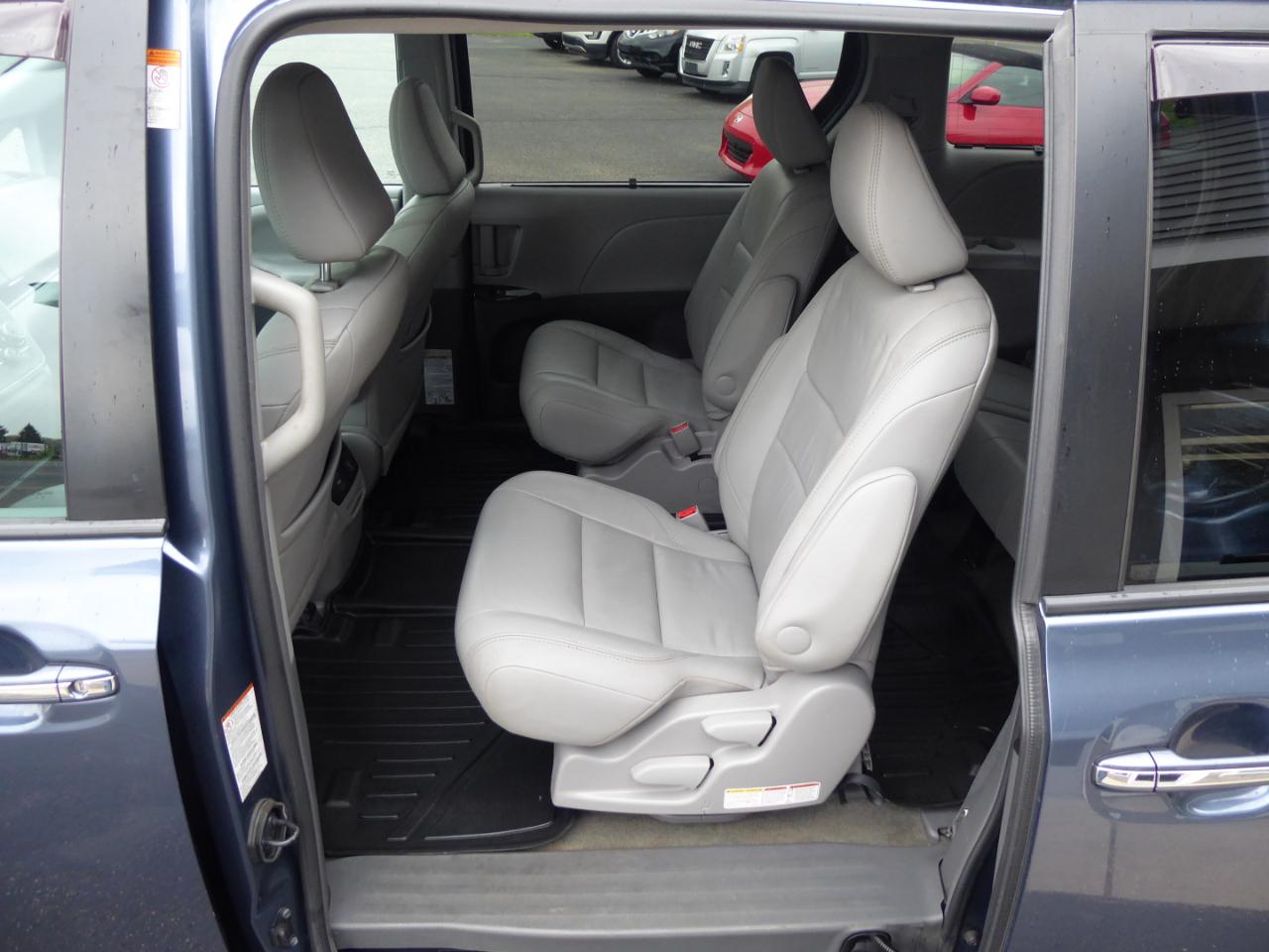 Toyota Sienna XLE 7-Passenger AWD 2017