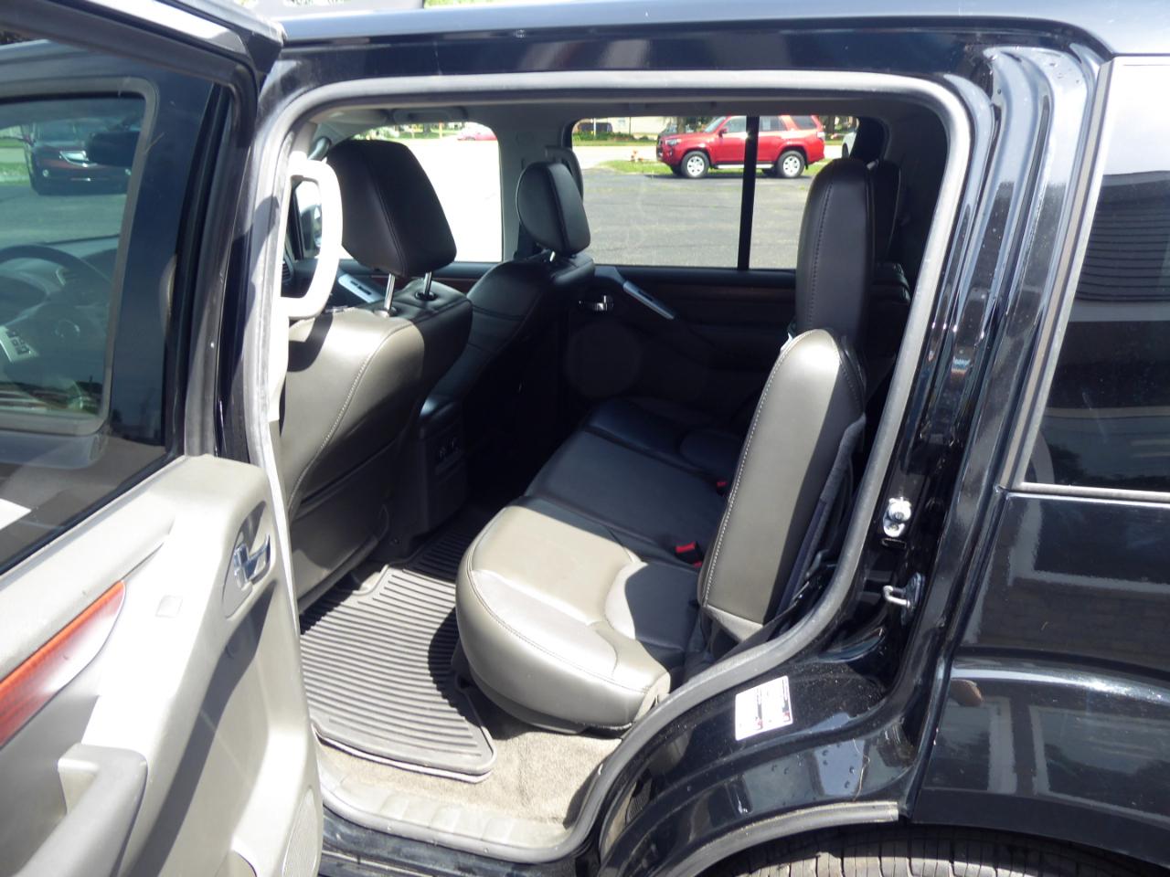 Nissan Pathfinder LE 4WD 2012