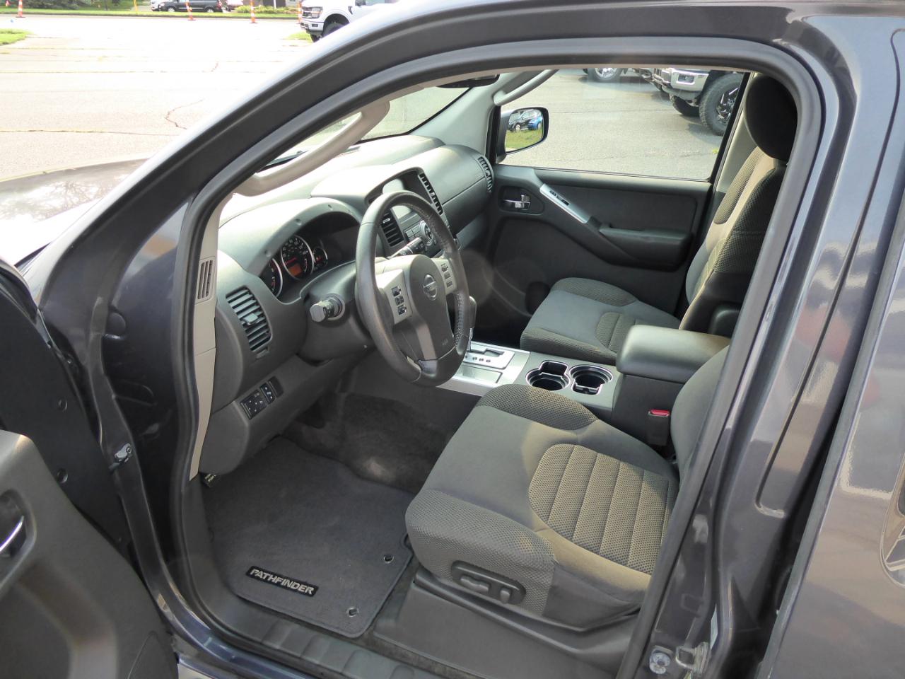 Nissan Pathfinder SV 4WD 2012