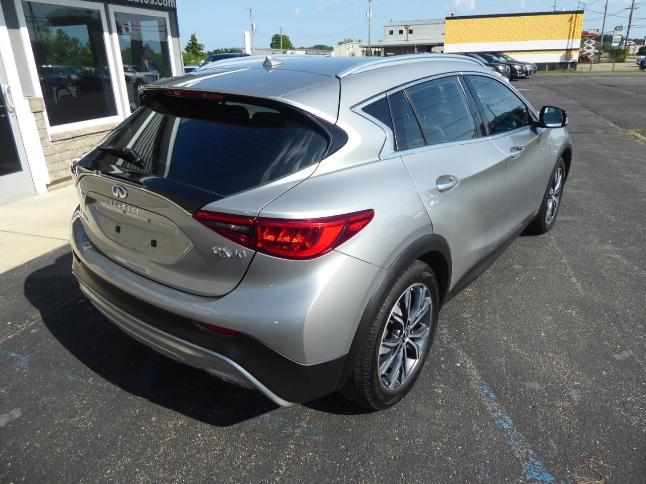 Infiniti QX30 Luxury AWD 2017