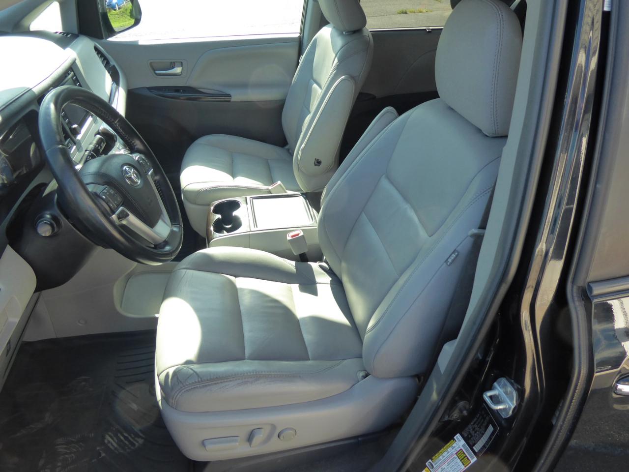 Toyota Sienna XLE 7-Passenger AWD 2018