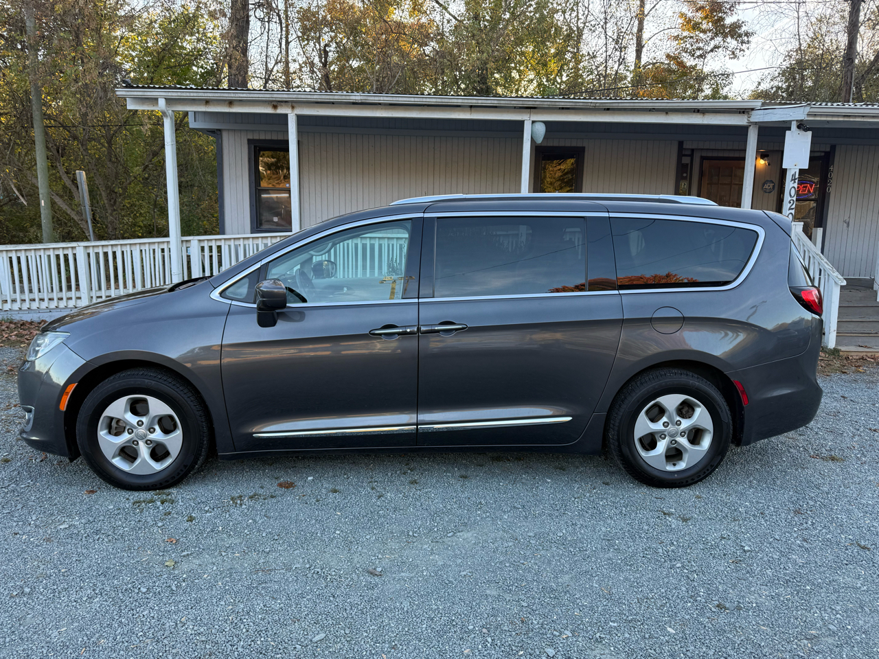 Chrysler Pacifica Touring-L Plus 2017 Chrysler Pacifica Touring-L Plus 2017