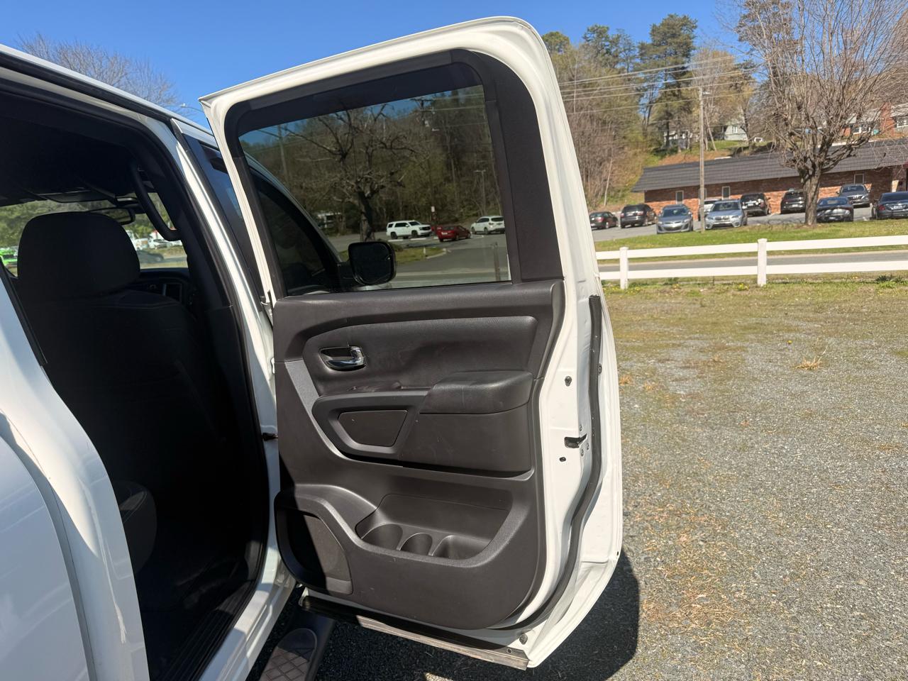 Nissan Titan PRO-4X Crew Cab 4WD 2018