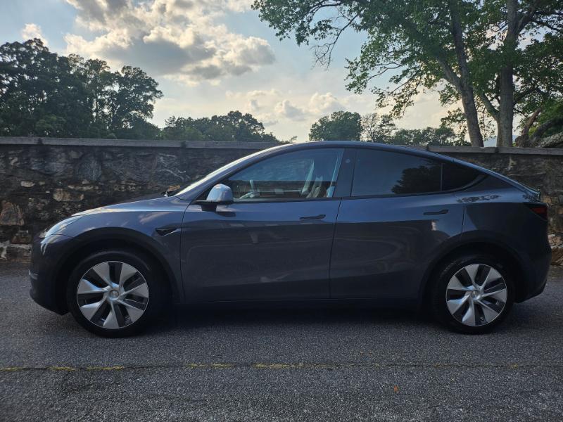 Tesla Model Y photo 8
