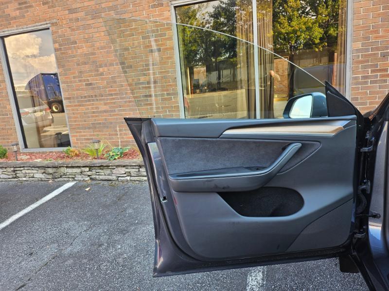 Tesla Model Y photo 36