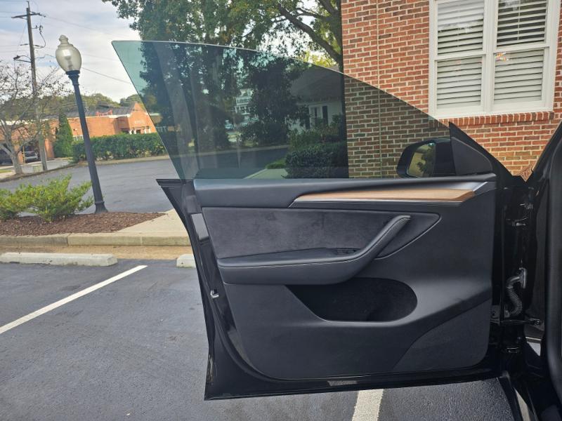 Tesla Model Y photo 36