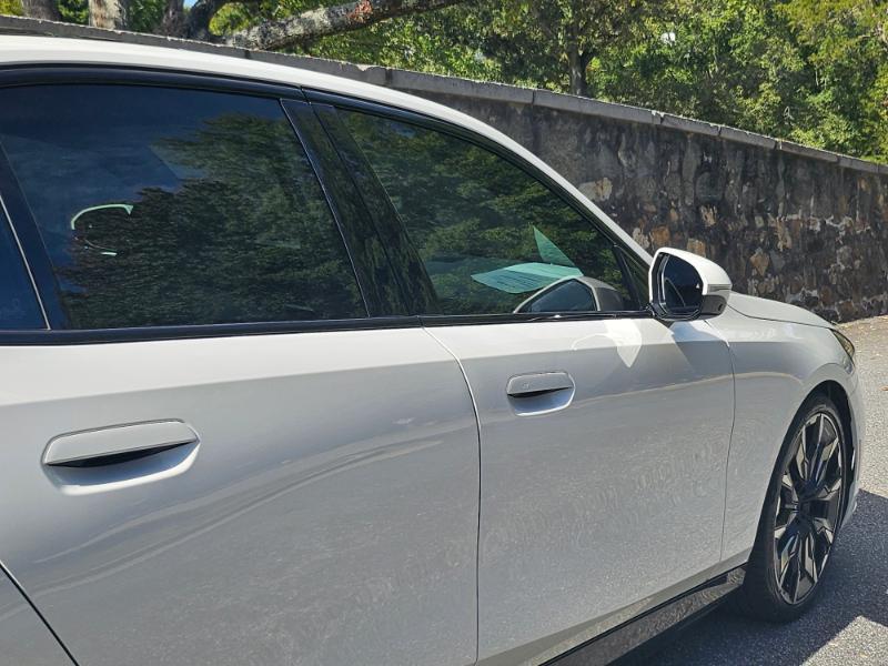 BMW i5 photo 19