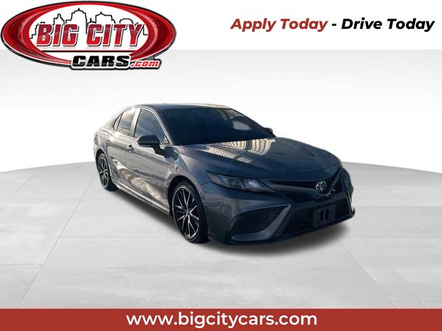 2022 Toyota Camry SE's photo