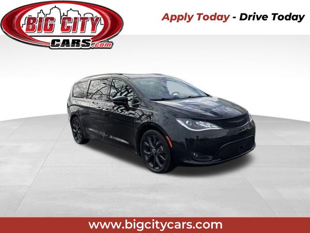 2019 Chrysler Pacifica Limited's photo