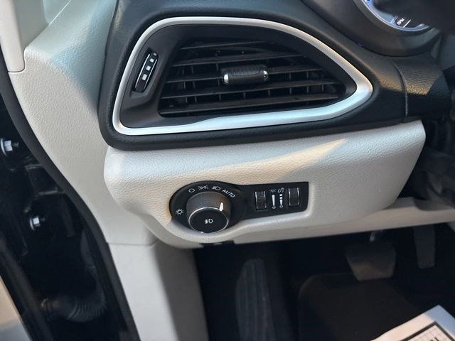 Chrysler Pacifica Touring L 2023