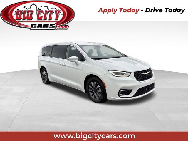 2022 Chrysler Pacifica Hybrid Touring L's photo