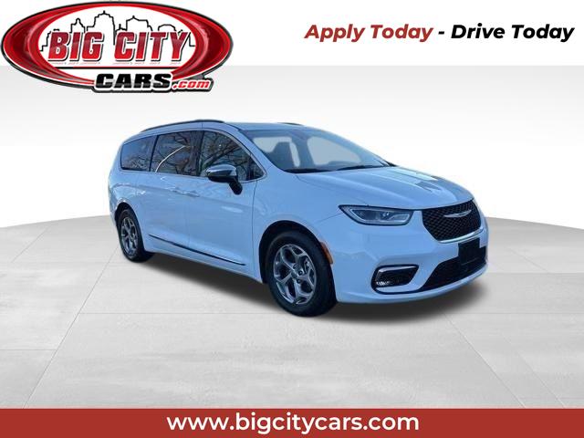 2023 Chrysler Pacifica Limited's photo