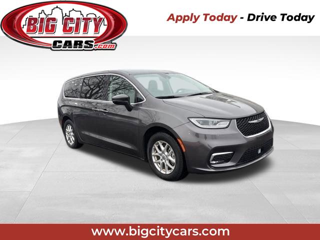 2023 Chrysler Pacifica Touring L's photo