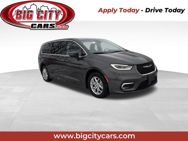 2023 Chrysler Pacifica Touring L's photo