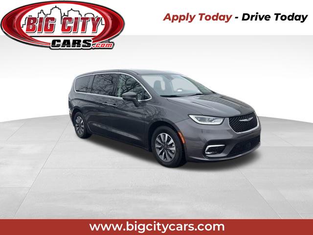 2022 Chrysler Pacifica Hybrid Touring L's photo
