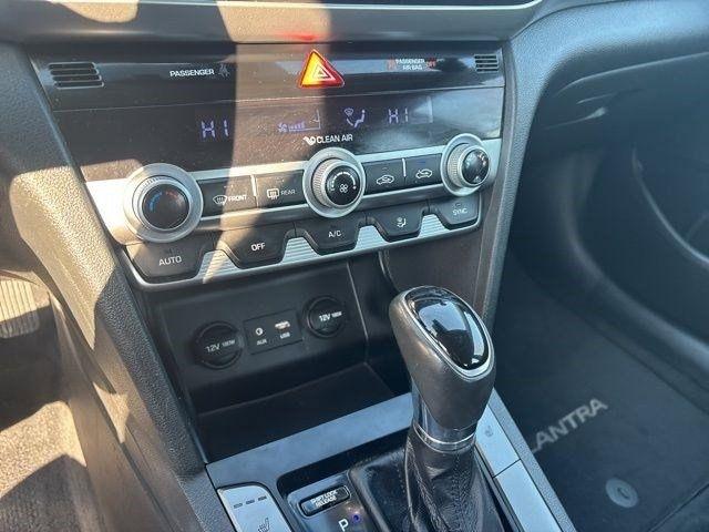 Hyundai Elantra  2020